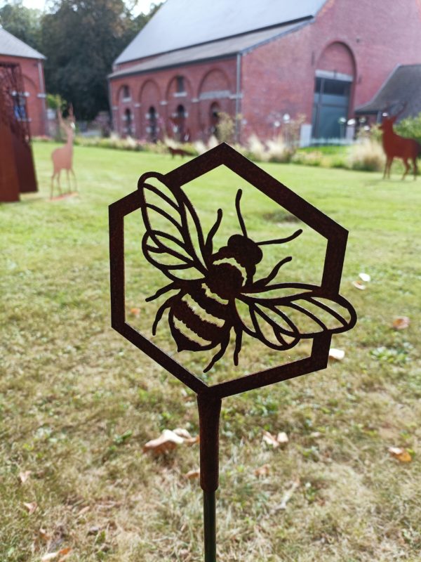 Mireille l'abeille dans son alvéole